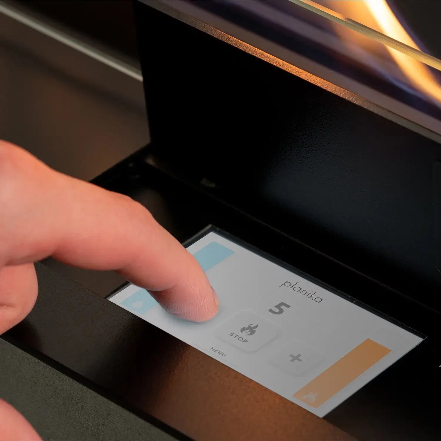 Automatischer Ethanol Brenner mit App-Steuerung, sicher und komfortabel.