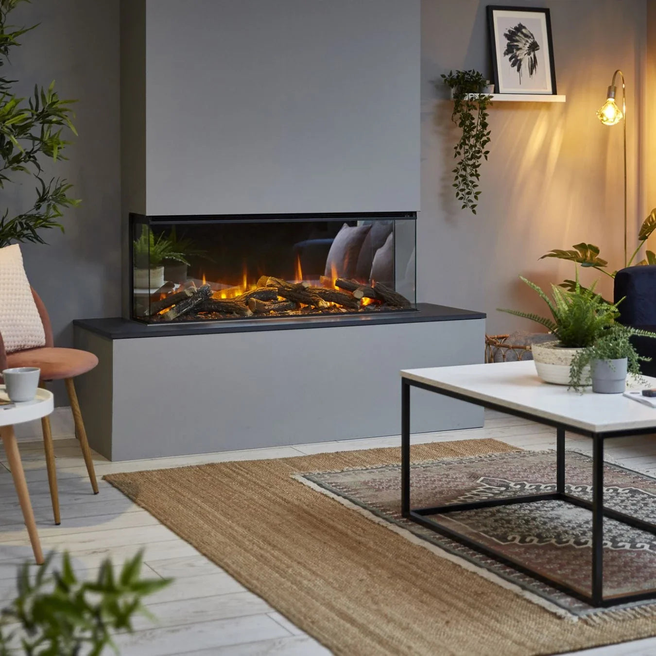 Driezijdiger Elektrokamin mit 3-seitigem Flammeneffekt, ideal als Raumhighlight